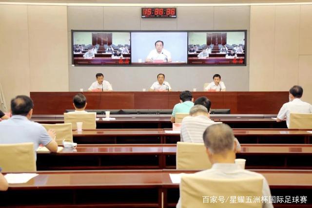 春熙路的情侣：真实的牵手瞬间赢得热议